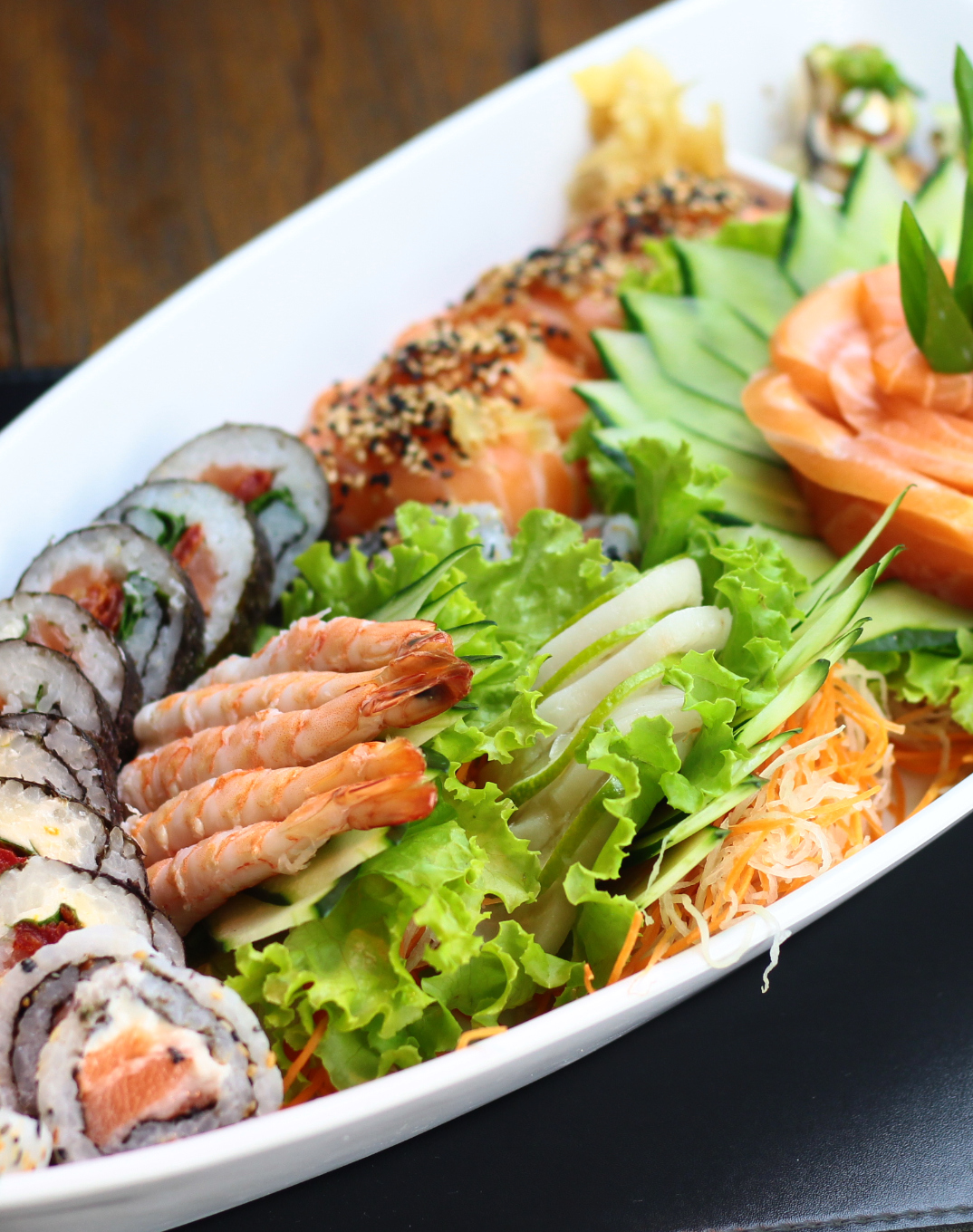 Barca do Maki San com sashimis, sushis e camarões, em fotografia do cardápio oficial